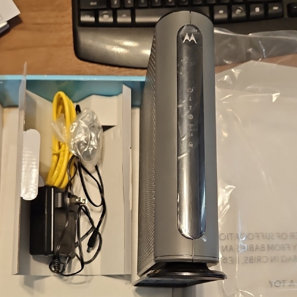 Motorola AC1900 Cable Modem Router - Gray and Green - Picture 4 of 11